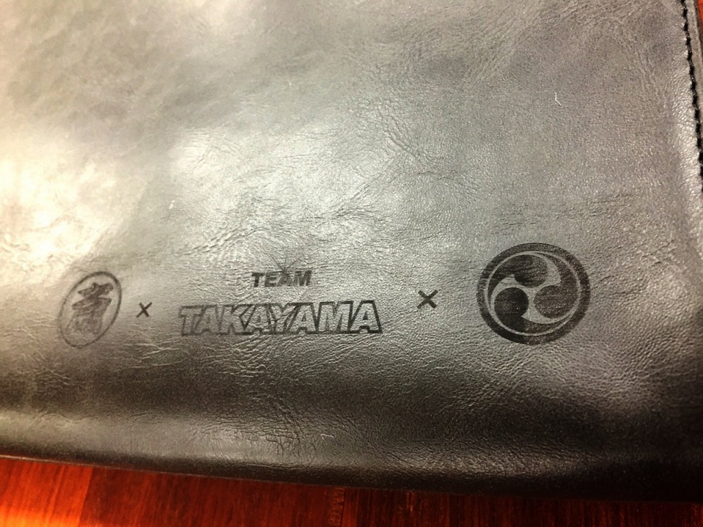 黒レザーへのレーザー彫刻
